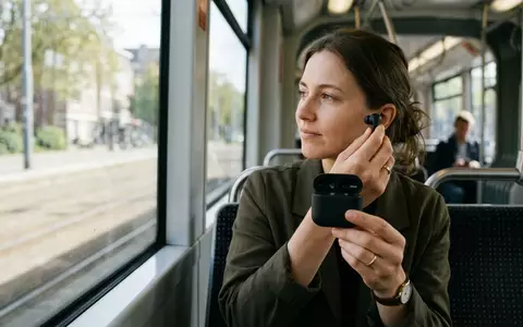Fotorealistische Aufnahme von Kabellose Kopfhoerer in der Strassenbahn zum Thema Bose QuietComfort Earbuds II - Foto: THN