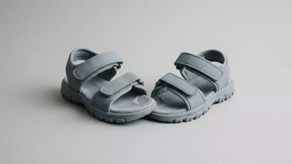 Fotorealistische Studioansicht von Kinderbadesandalen in neutraler Produktdarstellung