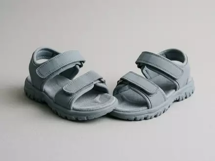 Fotorealistische Studioaufnahme von Kinderbadesandalen zum Thema Adidas Kinder Altaswim Badeschuhe, klare Lichtfuehrung - Foto: THN