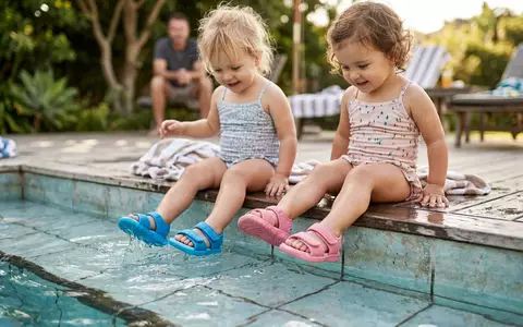 Fotorealistische Aufnahme von Kinderbadesandalen am Kinderbecken zum Thema Adidas Kinder Altaswim Badeschuhe, natuerliches Licht - Foto: THN