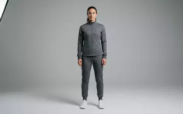 Fotorealistische Studioaufnahme von Trainingsanzug zum Thema Adidas Tiro 23 Trainingsanzug, klare Lichtfuehrung - Foto: THN