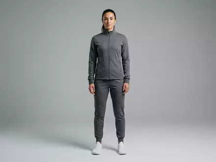 Fotorealistische Studioaufnahme von Trainingsanzug zum Thema Adidas Tiro 23 Trainingsanzug, klare Lichtfuehrung - Foto: THN