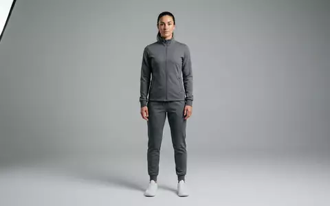 Fotorealistische Studioaufnahme von Trainingsanzug zum Thema Adidas Tiro 23 Trainingsanzug, klare Lichtfuehrung - Foto: THN