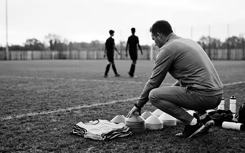 Schwarzweiss-Reportage mit Trainingsanzug zum Thema Adidas Tiro 23 Trainingsanzug, hoher Kontrast, sachlich dargestellt - Foto: THN