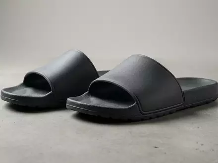 Fotorealistische Studioaufnahme von Badeschlappen zum Thema Adidas Herren Adilette Aqua, klare Lichtfuehrung - Foto: THN