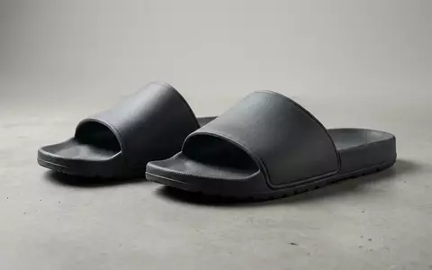 Fotorealistische Studioaufnahme von Badeschlappen zum Thema Adidas Herren Adilette Aqua, klare Lichtfuehrung - Foto: THN