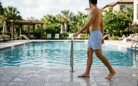 Fotorealistische Aufnahme von Badeshorts am Pool zum Thema Havaianas Herren Badeshorts Surf, natuerliches Licht - Foto: THN