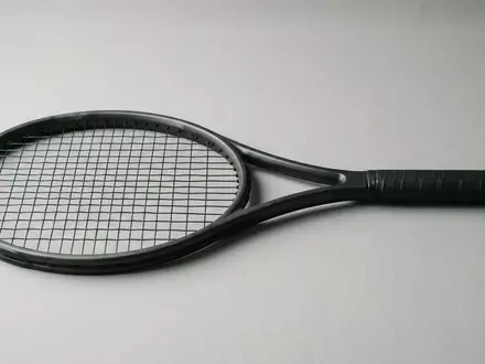 Fotorealistische Studioaufnahme von Tennisschlaeger zum Thema Head Speed MP 2024, klare Lichtfuehrung - Foto: THN