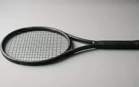 Fotorealistische Studioaufnahme von Tennisschlaeger zum Thema Head Speed MP 2024, klare Lichtfuehrung - Foto: THN