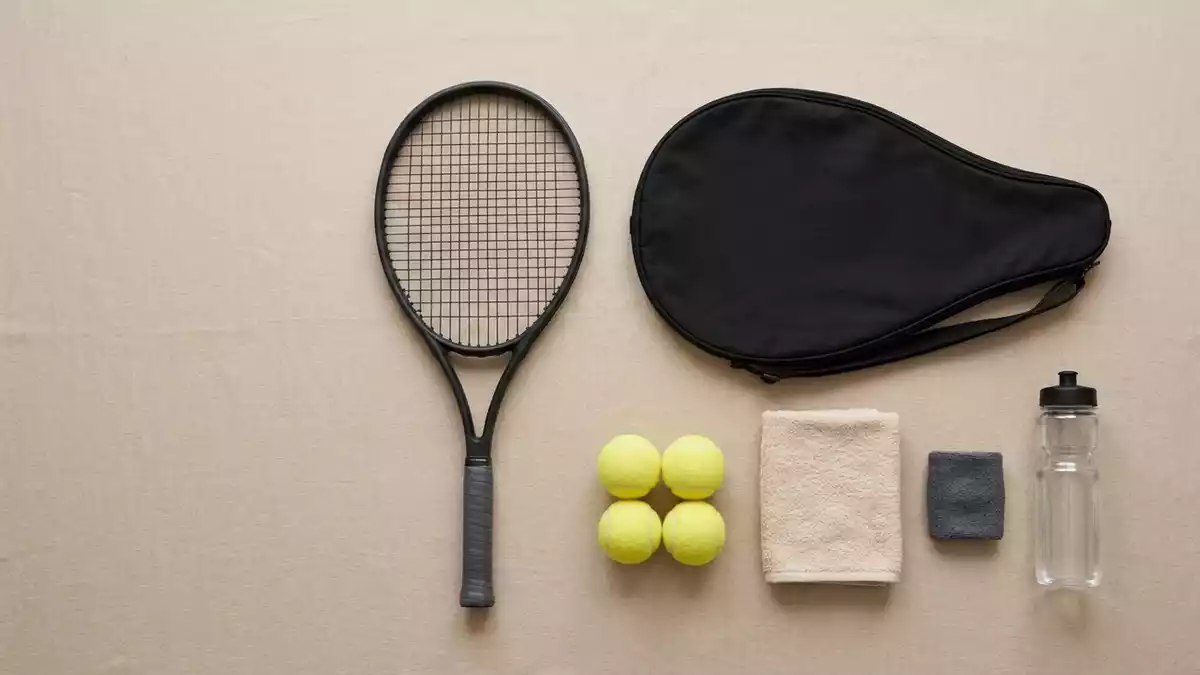 Flatlay-Arrangement rund um Tennisschlaeger mit passenden Requisiten von oben, neutral
