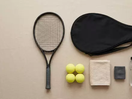 Flatlay-Arrangement rund um Tennisschlaeger zum Thema Head Speed MP 2024, weiches Oberlicht - Foto: THN