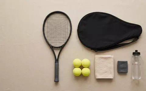 Flatlay-Arrangement rund um Tennisschlaeger zum Thema Head Speed MP 2024, weiches Oberlicht - Foto: THN