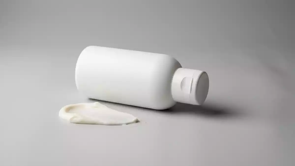 Fotorealistische Studioansicht von Sonnencreme in neutraler Produktdarstellung