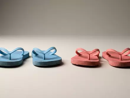 Fotorealistische Studioaufnahme von Kinderbadelatschen zum Thema Havaianas Kinder Mini Brasil, klare Lichtfuehrung - Foto: THN