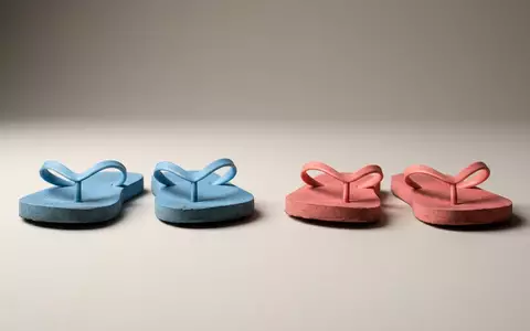 Fotorealistische Studioaufnahme von Kinderbadelatschen zum Thema Havaianas Kinder Mini Brasil, klare Lichtfuehrung - Foto: THN