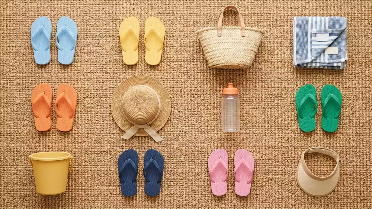 Flatlay-Arrangement rund um Kinderbadelatschen mit passenden Requisiten von oben