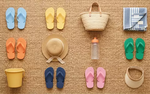 Flatlay-Arrangement rund um Kinderbadelatschen zum Thema Havaianas Kinder Mini Brasil, weiches Oberlicht - Foto: THN