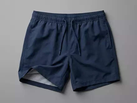 Fotorealistische Studioaufnahme von Badeshorts zum Thema Havaianas Herren Badeshorts Surf, klare Lichtfuehrung - Foto: THN