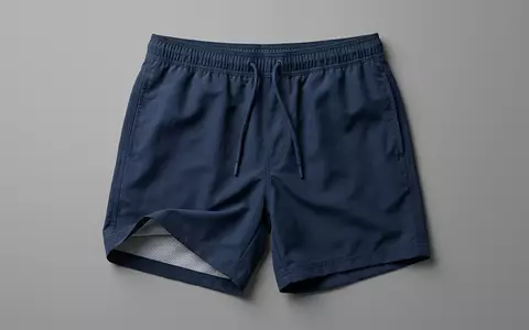 Fotorealistische Studioaufnahme von Badeshorts zum Thema Havaianas Herren Badeshorts Surf, klare Lichtfuehrung - Foto: THN