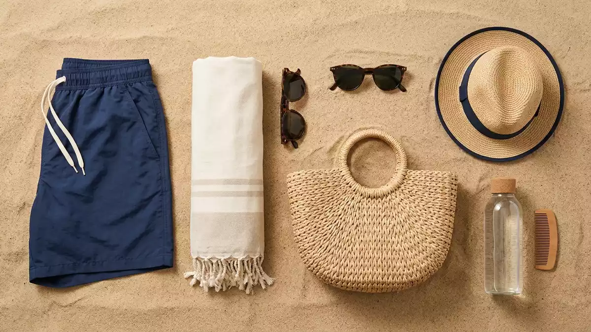 Flatlay-Arrangement rund um Badeshorts mit passenden Requisiten von oben, neutral