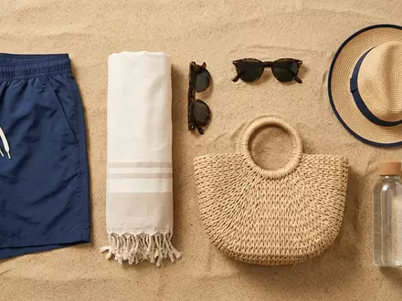 Flatlay-Arrangement rund um Badeshorts zum Thema Havaianas Herren Badeshorts Surf, weiches Oberlicht - Foto: THN