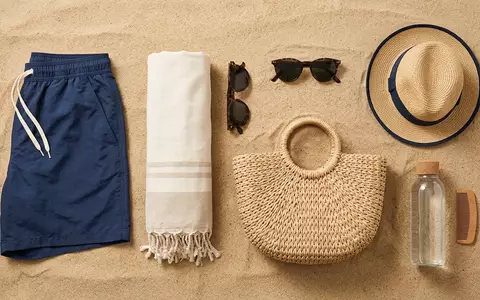 Flatlay-Arrangement rund um Badeshorts zum Thema Havaianas Herren Badeshorts Surf, weiches Oberlicht - Foto: THN