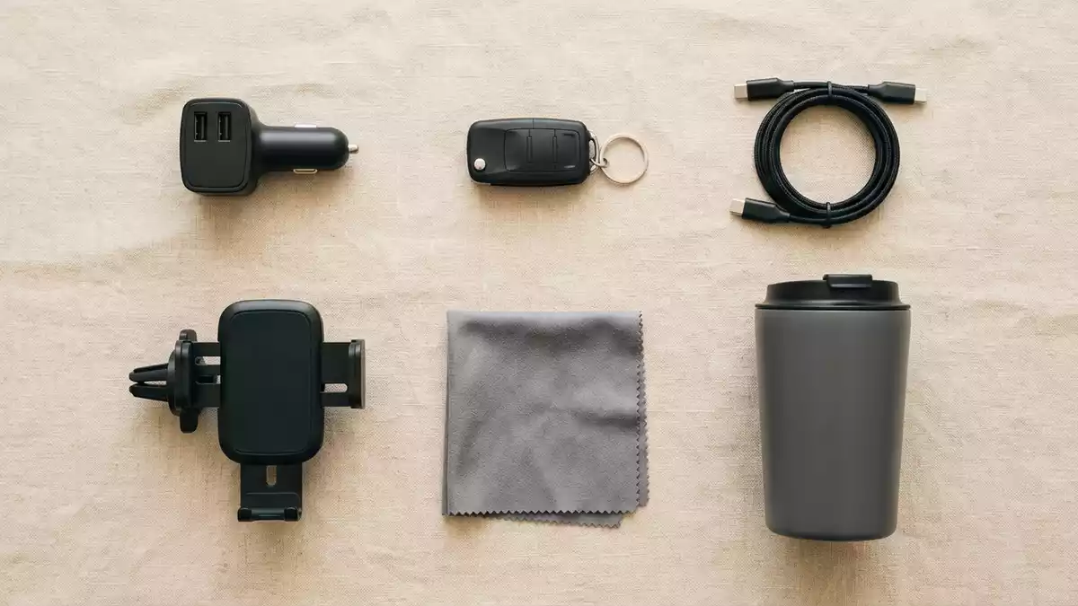 Flatlay-Arrangement rund um Autoladegeraet mit passenden Requisiten von oben, neutral