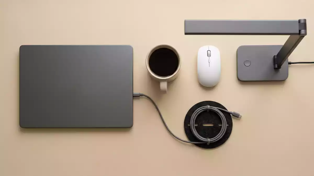 Flatlay-Arrangement rund um Ladekabel mit passenden Requisiten von oben, neutral