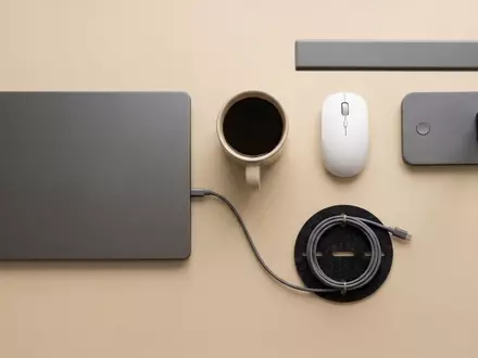 Flatlay-Arrangement rund um Ladekabel zum Thema Anker PowerLine III Flow, weiches Oberlicht - Foto: THN