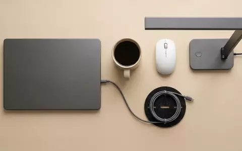 Flatlay-Arrangement rund um Ladekabel zum Thema Anker PowerLine III Flow, weiches Oberlicht - Foto: THN