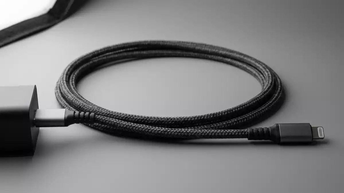 Fotorealistische Studioansicht von Ladekabel in neutraler Produktdarstellung, neutral