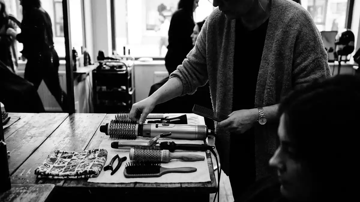 Schwarzweiss-Reportagebild mit Luftstyler in dokumentarischer Arbeitsumgebung, neutral