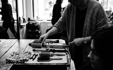 Schwarzweiss-Reportage mit Luftstyler zum Thema Shark FlexStyle Luftstyler &, hoher Kontrast, sachlich dargestellt - Foto: THN