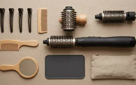 Flatlay-Arrangement rund um Luftstyler zum Thema Shark FlexStyle Luftstyler &, weiches Oberlicht - Foto: THN