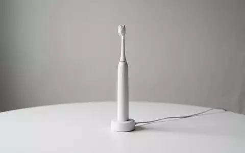 Fotorealistische Studioaufnahme von Elektrische Zahnbuerste zum Thema Oclean X Pro Elite, klare Lichtfuehrung - Foto: THN
