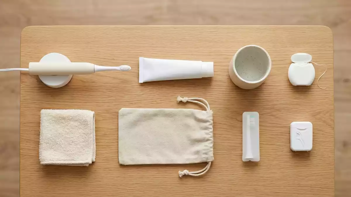 Flatlay-Arrangement rund um Elektrische Zahnbuerste mit passenden Requisiten von oben