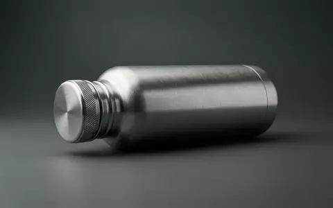 Fotorealistische Studioaufnahme von Trinkflasche zum Thema Owala Twist 750ml Edelstahl, klare Lichtfuehrung - Foto: THN