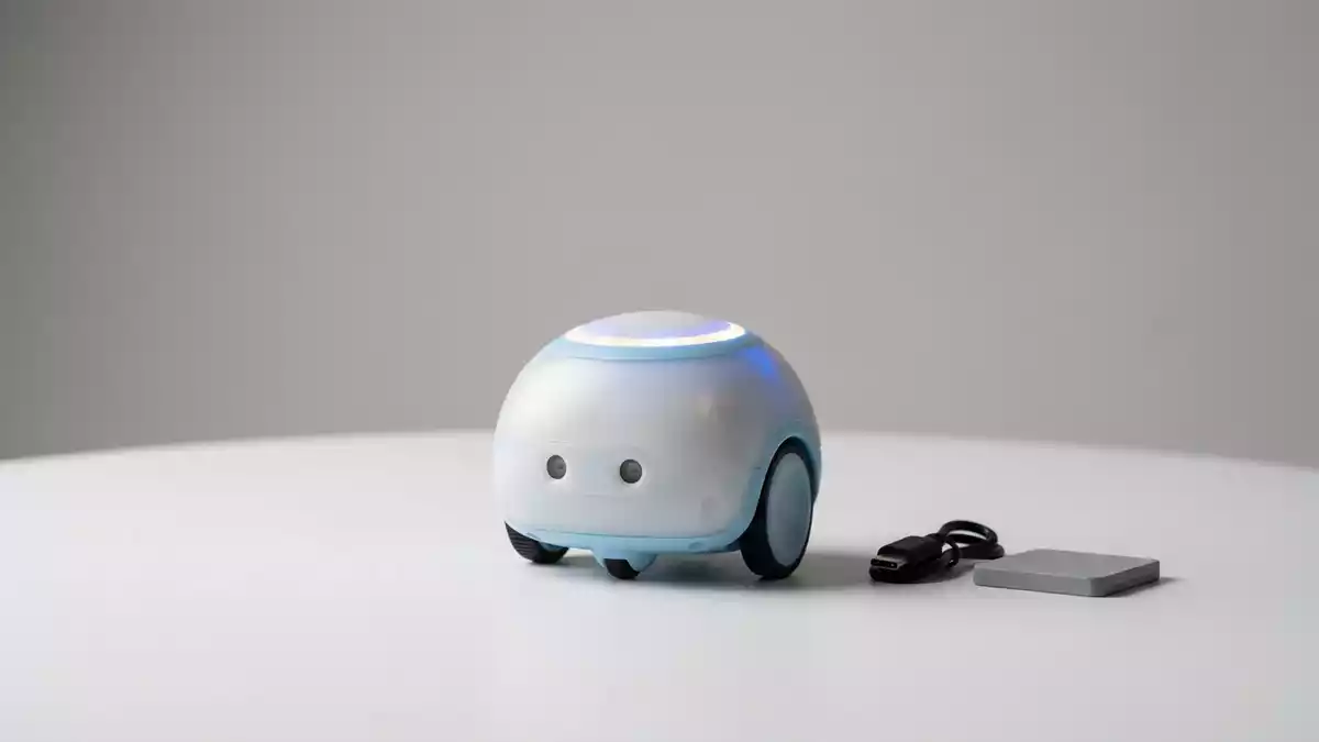 Fotorealistische Studioansicht von Lernroboter in neutraler Produktdarstellung