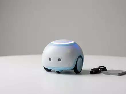 Fotorealistische Studioaufnahme von Lernroboter zum Thema Ozobot Evo, klare Lichtfuehrung, sachlich dargestellt - Foto: THN