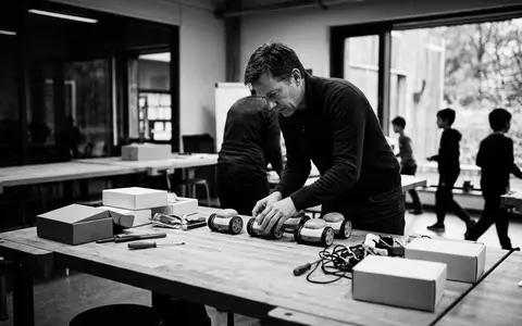 Schwarzweiss-Reportage mit Lernroboter zum Thema Ozobot Evo, hoher Kontrast, sachlich dargestellt, markenneutral - Foto: THN