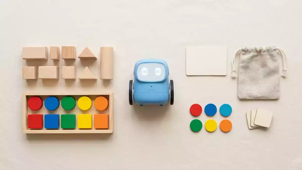 Flatlay-Arrangement rund um Lernroboter mit passenden Requisiten von oben, neutral