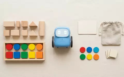 Flatlay-Arrangement rund um Lernroboter zum Thema Ozobot Evo, weiches Oberlicht, sachlich dargestellt - Foto: THN