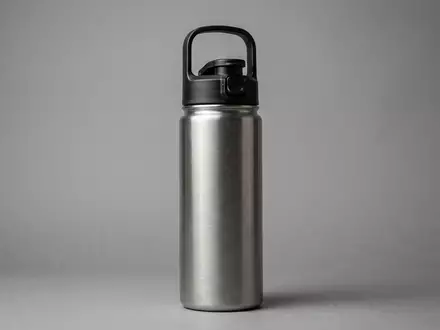 Fotorealistische Studioaufnahme von Trinkflasche zum Thema Owala FreeSip 946ml Edelstahl, klare Lichtfuehrung - Foto: THN