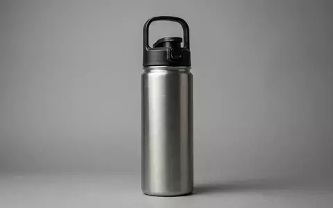 Fotorealistische Studioaufnahme von Trinkflasche zum Thema Owala FreeSip 946ml Edelstahl, klare Lichtfuehrung - Foto: THN