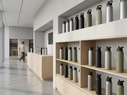 Architektur-Render im Sportgeschaeft mit Trinkflasche zum Thema Owala FreeSip 946ml Edelstahl, neutrales Tageslicht - Foto: THN