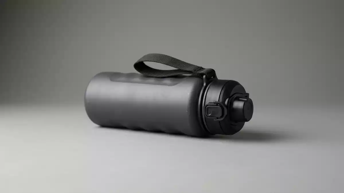 Fotorealistische Studioansicht von Trinkflasche in neutraler Produktdarstellung