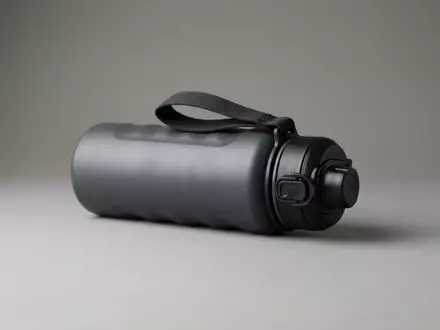 Fotorealistische Studioaufnahme von Trinkflasche zum Thema Owala FreeSip 650ml Trinkflasche, klare Lichtfuehrung - Foto: THN