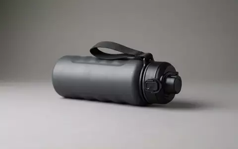Fotorealistische Studioaufnahme von Trinkflasche zum Thema Owala FreeSip 650ml Trinkflasche, klare Lichtfuehrung - Foto: THN