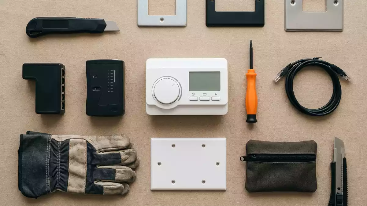 Flatlay-Arrangement rund um Heizkoerperthermostat mit passenden Requisiten von oben