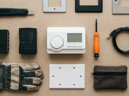 Flatlay-Arrangement rund um Heizkoerperthermostat zum Thema Homematic IP Heizkörperthermostat Basic, weiches Oberlicht - Foto: THN